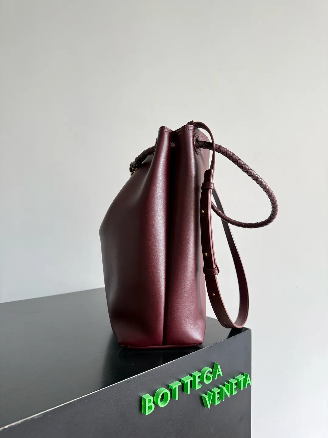 Batch 2660 BOTTEGA VENETA2025 new Andiamo bucket bag. This bag is made of silky calf leather🐂, with Intrecciato woven internal pockets, unique and eye-catching! The simple and smooth bucket bag shape is classic and versatile. Whether it is paired with a simple basic style or a fashionable personality, it can be adapted to 💯 and easily enhance the fashion sense of the overall look ~ The golden rope knot 🪢 is embellished with woven highlights and the scent of osmanthus in the wind, announcing the message of autumn✉️ When buying a bag, you must look for three things: 🎨Appearance is justice 🧵Excellent craftsmanship 👜Practice Style number: 844169 Size: 24*34*12cm